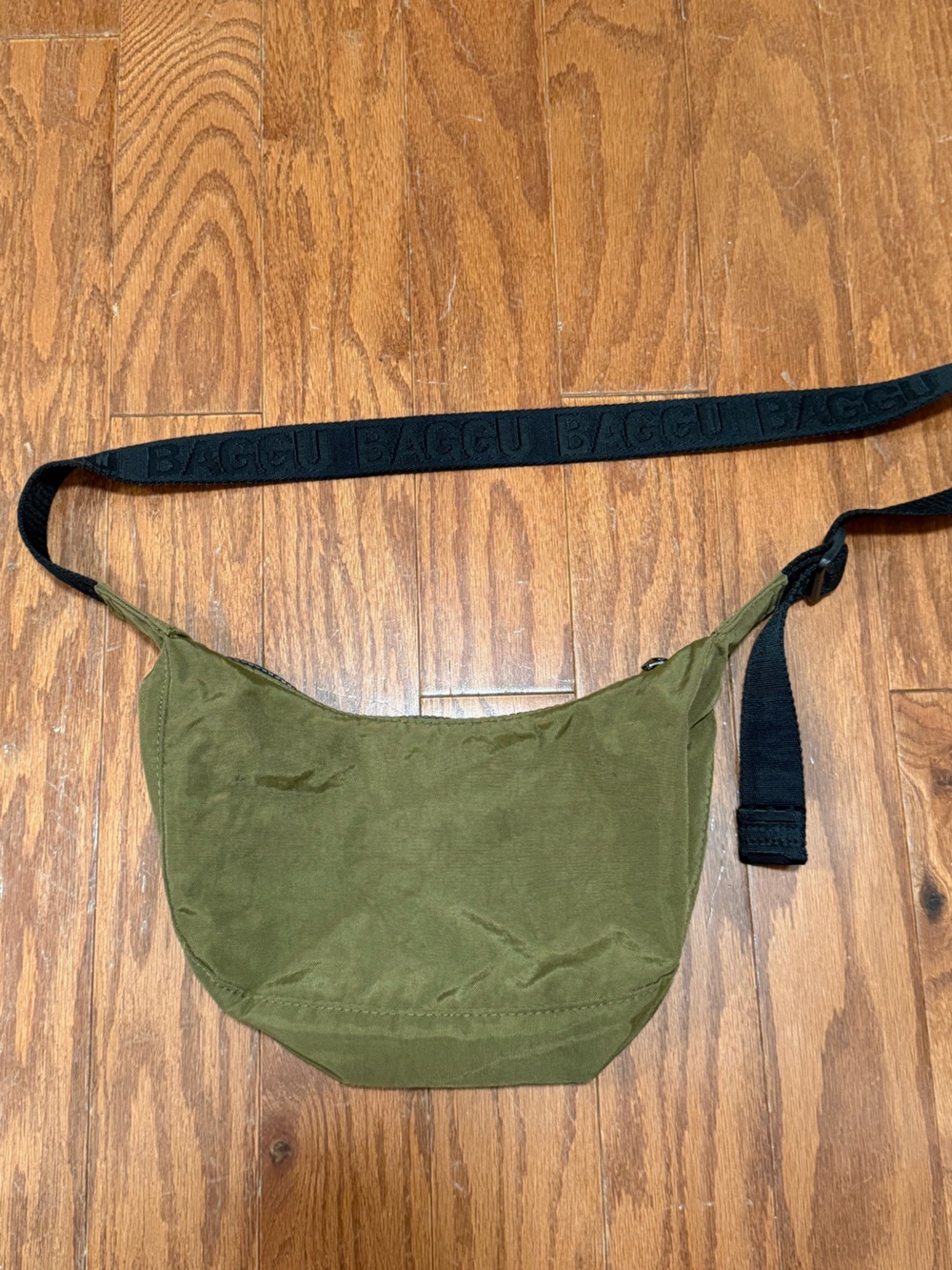 BAGGU Small Crescent Crossbody Bag